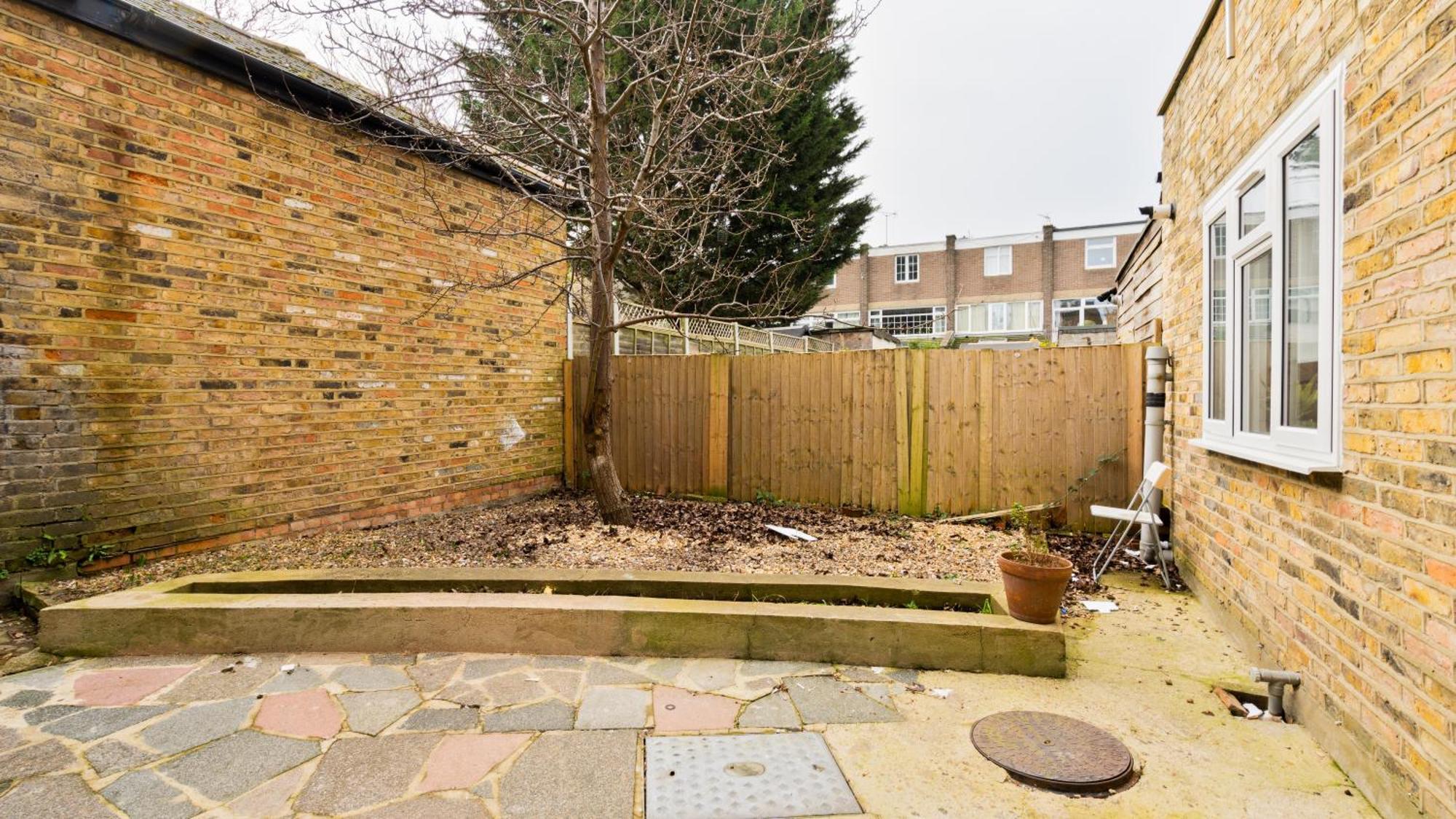 Apartment Contractors & Relocators Pool Table Flat 2bed Wifi London