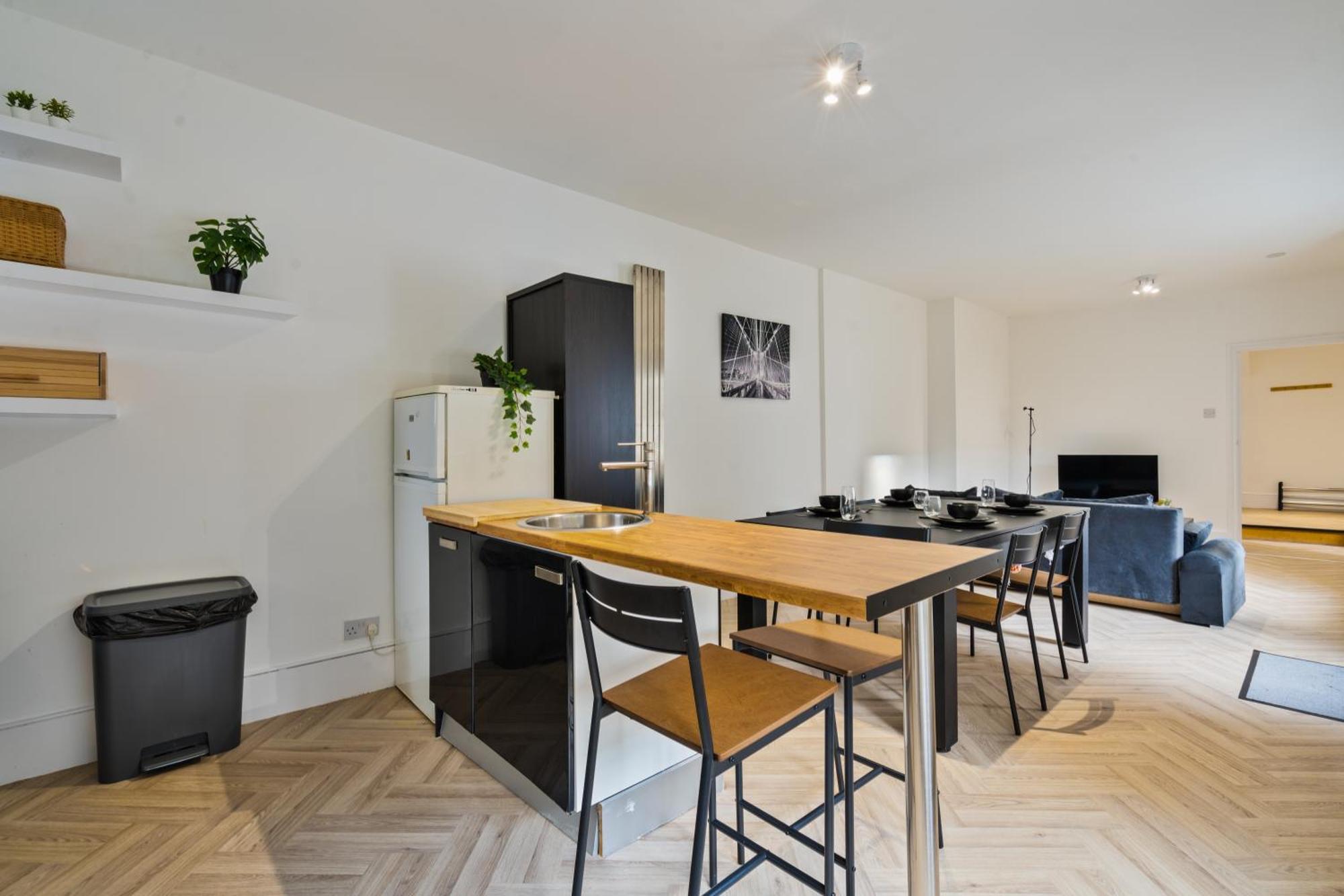 Contractors & Relocators Pool Table Flat 2bed Wifi London