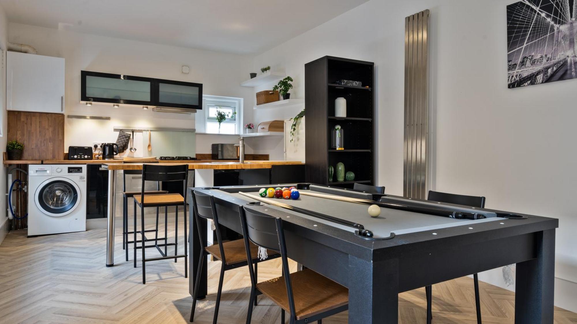 Apartment Contractors & Relocators Pool Table Flat 2bed Wifi