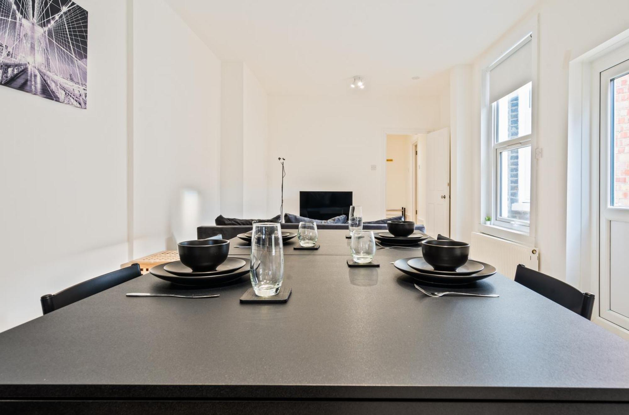 Apartment Contractors & Relocators Pool Table Flat 2bed Wifi London