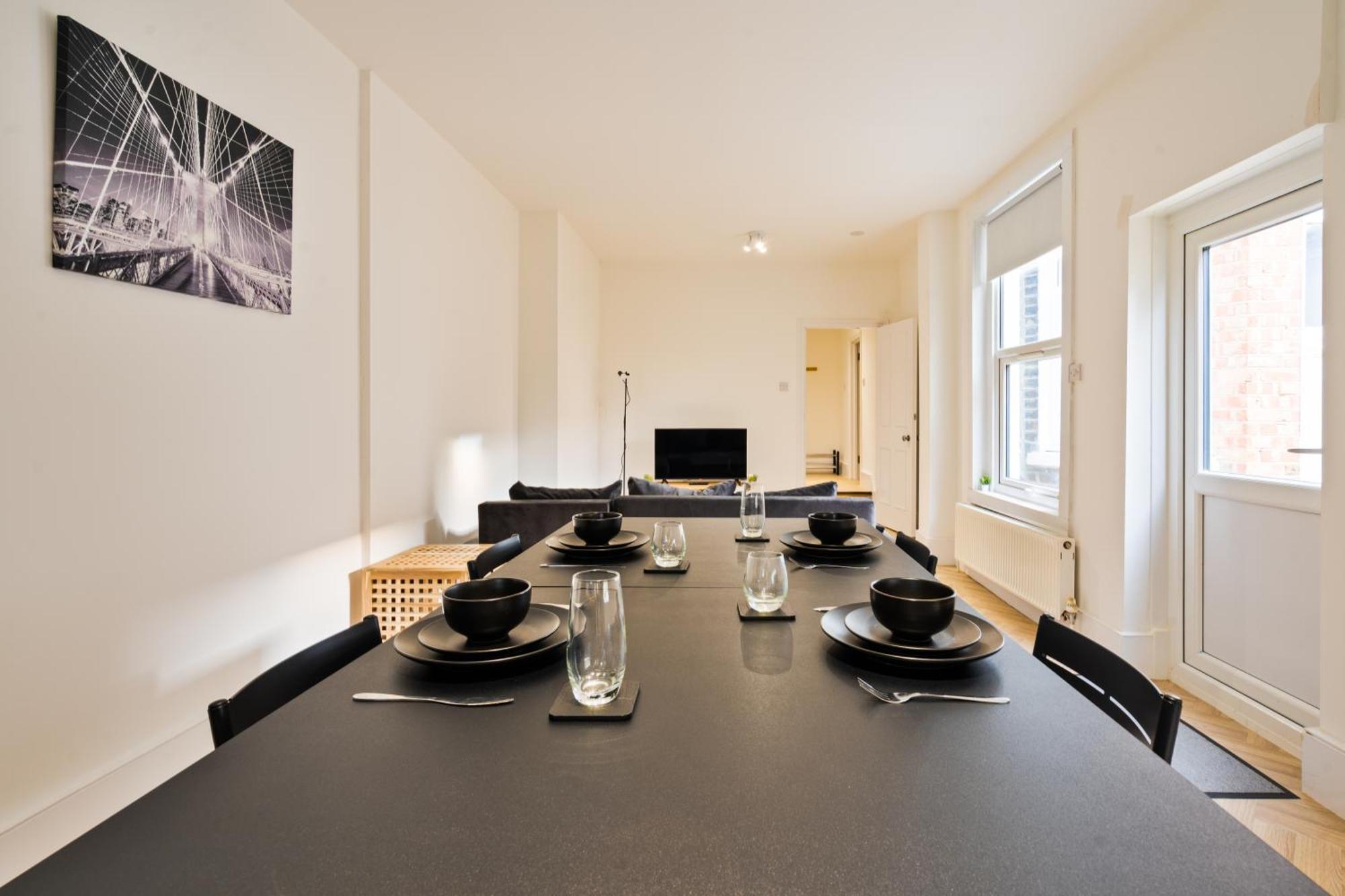 Contractors & Relocators Pool Table Flat 2bed Wifi * London