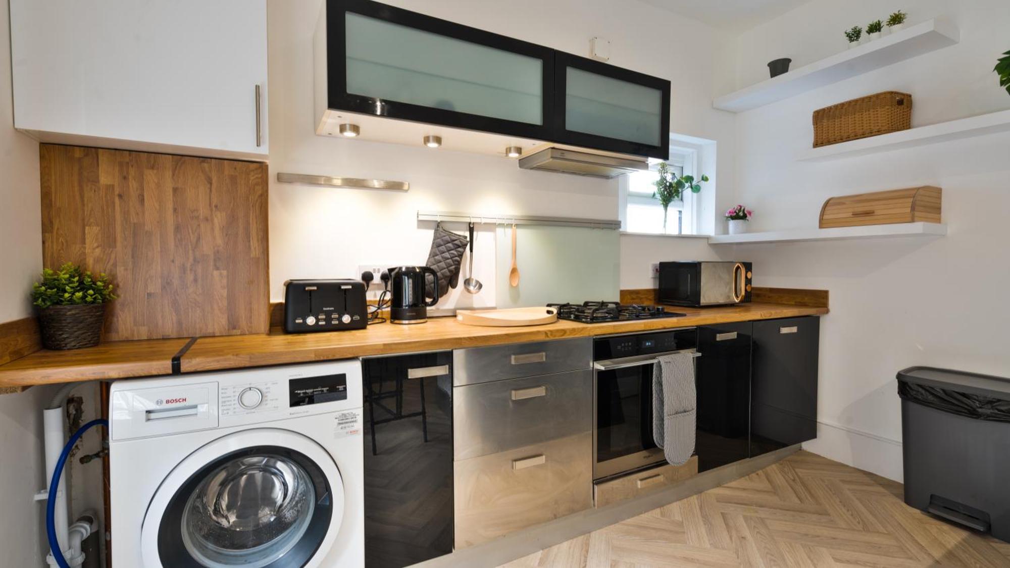 Apartment Contractors & Relocators Pool Table Flat 2bed Wifi *