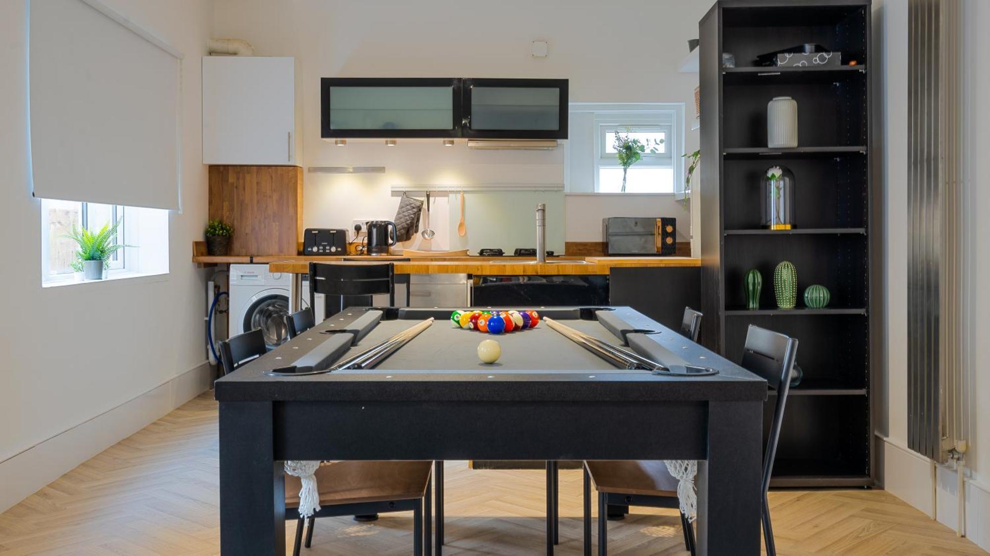 Contractors & Relocators Pool Table Flat 2bed Wifi London